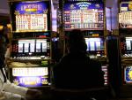 Działające poza prawem automaty do gier hazardowych są też stawiane w małych miejscowościach i coraz bardziej niepozornych lokalach. shutterstock