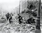 1 sierpnia 1944 r. w Warszawie wybuchło powstanie przeciwko okupującym Polskę Niemcom. Powstańcy z AK byli słabo uzbrojeni, a mimo to dzielnie walczyli przez 63 dni. Na zdjęciu: oddział niemieckich żołnierzy przemieszczający się przez zrujnowaną Warszawę