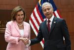 Nancy Pelosi,, przewodnicząca Izby Reprezentantów USA, z Azharem Azizanem Arunem, przewodniczącym parlamentu Malezji
