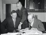 Od lewej: Charles Sharman, Harry Anslinger (szef Federalnego Biura ds. Narkotyków w Departamencie Skarbu USA) i Stephen B. Gibbons debatują nad Marijuana Tax Act, 1937 r.