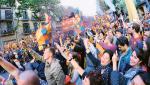 Kibice Barcelony świętują zdobycie mistrzostwa Hiszpanii w roku 2013 na głównej ulicy miasta – La Rambla