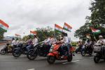 Pracownicy India Post biorący udział w rajdzie motocyklowym w ramach obchodów 75. rocznicy odzyskania niepodległości przez Indie. Hajdarabad, 8 sierpnia 2022 r.