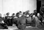 Ci, którzy mieli spalić Paryż – wysocy rangą oficerowie niemieccy aresztowani w hotelu Majestic, byłej kwaterze głównej Wehrmachtu w okupowanym Paryżu (26 sierpnia 1944 r.)