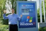 Bill Gates, prezes firmy Microsoft, prezentuje oryginał programu Windows XP (zapisany na płytce) na 62 dni przed startem sprzedaży, która rozpoczęła się 25 października 2001 r.
