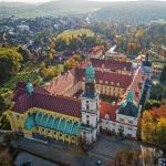 Opactwo cysterek w Trzebnicy zostało ufundowane na początku XII w. W tutejszym kościele pochowany został Henryk Brodaty. W XVII w. kompleks przeszedł kompletną renowację