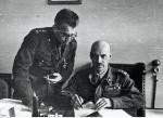 Generał Władysław Anders, dowódca Armii Polskiej w ZSRR, i płk dypl. Leopold Okulicki – w gabinecie gen. Andersa, ok. 1941/1942 r.