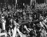 Hitler pozdrawiany przez rozentuzjazmowane tłumy (Berllin, 1 maja 1934 roku)