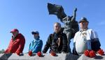 Ostatnie takie święto – rosyjscy emeryci stoją 9 maja przed nieistniejącym już pomnikiem w Rydze
