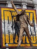 Pomnikowy Freddie Mercury przed teatrem Dominion Theatre, gdzie odbyła się prapremiera musicalu