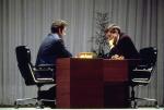 Szachowy mecz o tytuł mistrza świata: Boris Spasski (z lewej) przegrał z Bobbym Fischerem. Reykjavik, 31 sierpnia 1972 r.