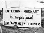 „Wjeżdżasz do Niemiec. Bądź ostrożny. Nie brataj się z Niemcami” – takie tablice zostały ustawione przez aliantów w 1945 r. na zachodniej granicy Niemiec