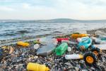 Plastik pozostaje jednym z głównych zagrożeń związanych ze zmianami klimatycznymi. Plastikowe butelki mogą się rozkładać nawet 450 lat, a jego mikrodrobiny zanieczyszczają oceany, glebę i powietrze, szkodząc ekosystemom, ludziom oraz zwierzętom