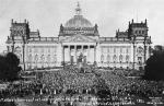 Niemcy demonstrują przed Reichstagiem przeciwko traktatowi wersalskiemu. Berlin, 15 maja 1919 r.