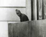 Na zdjęciu: jeden z zamaskowanych porywaczy z palestyńskiego Czarnego Września. Terroryści porwali i zamordowali w sumie 12 izraelskich sportowców. Monachium, 5 września 1972 r.
