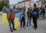 Mieszkańcy Iziumu witają flagą narodową ukraińską armię