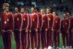 Nasi piłkarze, udekorowani już złotymi medalami olimpijskimi, na chwilę przed odśpiewaniem hymnu Polski