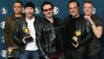 U2 z Danielem Lanois (drugi od prawej) na ceremonii Grammy w 2002 r. po zdobyciu pięciu statuetek za album „All That You Can’t Leave Behind”