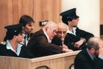 W 1988 r. John Demjanjuk (na zdjęciu: w okularach), obywatel USA pochodzenia ukraińskiego, były strażnik obozu w Sobiborze, został przez izraelski sąd skazany na śmierć, ale w 1993 r. wyrok uchylono
