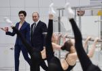 Anastazja Dawidowa oprowadza Putina po centrum pływackim