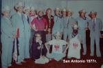 Janusz Peciak (w różowej koszuli) wraz z Polonusami (San Antonio, 1977 r.). W roku 1984 na posiedzeniu PKOl Peciak jako jedyny zaprotestował przeciwko bojkotowi igrzysk w Los Angeles (jego stanowisko poparła Irena Szewińska). Rok później wyjechał do USA, gdzie spędził kolejne 32 lata życia