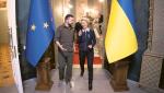 Szefowa Komisji Europejskiej Ursula von der Leyen – na zdjęciu z prezydentem Wołodymyrem Zełenskim w Kijowie, 8 kwietnia 2022 r. – przekonała sceptyczne Niemcy i Francję do przyznania Ukrainie statusu kandydata do UE. Podobnych przeszkód na drodze do kolejnego poszerzenia Unii będzie bez liku