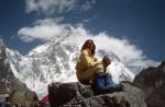 Polska alpinistka i himalaistka Wanda Rutkiewicz (1943–1992) w obozie bazowym podczas francuskiej wyprawy na widoczny w tle szczyt K2. Karakorum (Pakistan), czerwiec 1986 r.