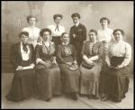 Członkinie komitetu warszawskiego wystawy pracy kobiety polskiej. Praga, 25 czerwca 1912 r. Trzecia od lewej stoi Wanda Herse