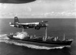 Samolot US Navy Lockheed SP-2H Neptune przelatuje nad sowieckim frachtowcem „Ochock” przewożącym na Kubę 12 samolotów Ił-28
