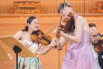 20-letnia Japonka Hina Maeda (z lewej) grająca z nią na altówce Katarzyna Budnik