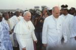 Jan Paweł II w towarzystwie arcybiskupa Paula Marcinkusa podczas pielgrzymki do Afryki w lutym 1982 r.
