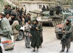 Talibowie na przedmieściach Mazar-i Szarif, trzeciego co do wielkości miasta w Afganistanie. 23 maja 1997 r.