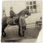 Pięcioletni Szymon Groskop siedzi na koniu, obok jego brat Monja. Zdjęcie wykonane w 1937 r. przez wędrownego fotografa w Sasowie