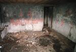 Wnętrze bunkra w Rudzie Śląskiej, w lesie za kopalnią Halemba. W nocy z 2 na 3 marca 1999 r. w tym pomieszczeniu doszło do podwójnego rytualnego zabójstwa. Ofiary otrzymały po 19 pchnięć nożem