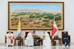 6 listopada pożegnalne spotkanie w Bahrajnie. Franciszek rozmawia z królem Hamadem ibn Isą al-Chalifą. Z prawej szejk Ahmed at-Tajeb, główny partner papieża w świecie sunnickim