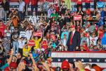 Donald Trump na wiecu poparcia dla republikańskiego senatora z Florydy Marca Rubio w Miami 6 listopada