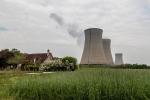 Kominy chłodzące francuskiej elektrowni jądrowej w Dampierre