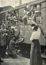 Niemieccy żołnierze w pociągu zmierzającym na front zachodni. Na boku wagonu jeden z nich rysuje karykaturę francuskiego generała Josepha Joffre’a, sierpień 1914 r.
