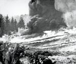 Francuscy żołnierze używający miotaczy ognia na linii frontu. W czasie I wojny światowej tego typu śmiercionośną broń jako pierwsi wykorzystali Niemcy w 1915 r.