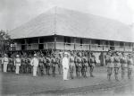 Jeden z kolonialnych oddziałów żołnierzy, których nazywano askarysami, dowodzony przez niemieckich oficerów. Afryka Zachodnia, ok. 1915 r.