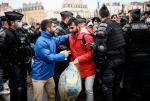 Paryż, 17 listopada. Policja nadzoruje akcję przenoszenia imigrantów z dzikiego obozowiska do tymczasowych ośrodków