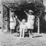 Rok 1932, miejscowość Ferlach w austriackiej Karyntii. – Zdjęcie zrobił brat mojego dziadka, który był znajomym tej rodziny. Nazista oczywiście. Był w odwiedzinach i chciano mu pokazać dzieci. Co one potrafią – opowiada Martin Pollack