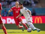 Ehsan Hajisafi (z prawej) w starciu z Aaronem Ramseyem w meczu Iran – Walia (2:0) Visionhaus/Getty Images