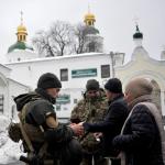Oficerowie ukraińskiej służby bezpieczeństwa w kijowskiej Ławrze Peczerskiej
