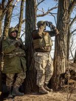 Ukraińscy żołnierze obserwują rosyjskie pozycje na froncie na wschodzie kraju