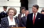 Reiner Zitelmann zwraca uwagę na znaczenie reform Ronalda Reagana w USA i Margaret Thatcher w Wielkiej Brytanii
