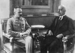 Naczelnik Państwa Józef Piłsudski w rozmowie z prezydentem elektem Gabrielem Narutowiczem. Warszawa, Belweder, 10 grudnia 1922 r.