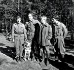 Do ekipy niezwykle popularnego serialu wojennego „Czterej pancerni i pies” Wiesław Gołas (pierwszy z lewej) dołączył w dziewiątym odcinku