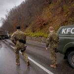 Żołnierze KFOR przed serbską blokadą na drodze koło Zubin Potoku w północnym Kosowie AFP