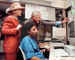 Prezydent USA Bill Clinton wraz z towarzyszącą mu pierwszą damą Hillary Clinton obserwują, jak uczennica szkoły w biednej dzielnicy Mangueira wymienia e-maile z uczniami z Wirginii. Rio de Janeiro, 15 października 1997 r.