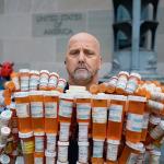 Frank Huntley stworzył rzeźbę pt. „Pill Man” – z ang. „Człowiek pigułka”, by podnosić świadomość społeczeństwa w kwestii opioidowego dramatu. Na zdjęciu protestuje przed budynkiem Departamentu Sprawiedliwości w Waszyngtonie, 3 grudnia 2021 r.